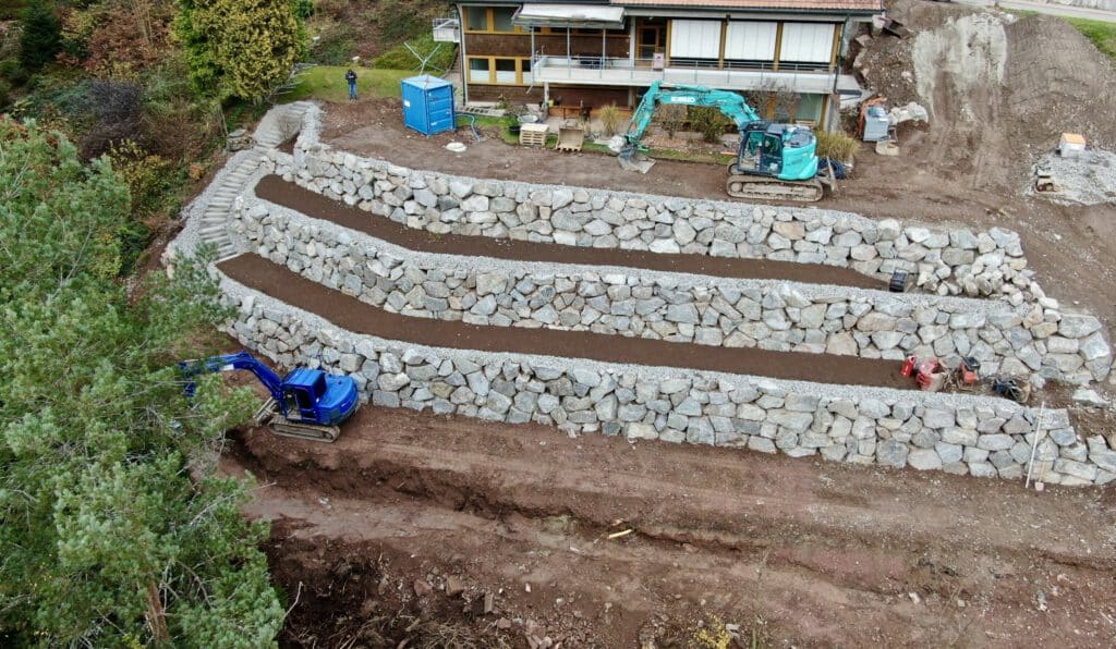 Außenanlage mit Natursteinmauern
